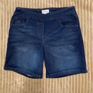Liz Claiborne denim shorts. Size 4. Excellent condition.